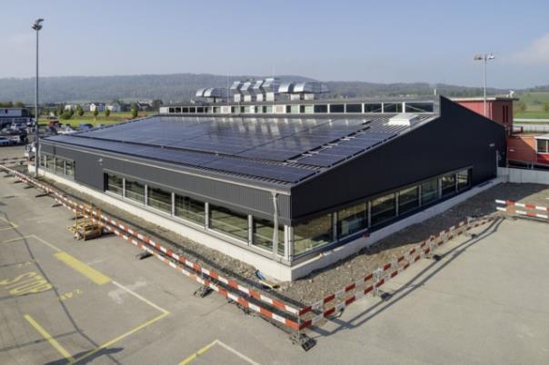 Neubau K+L Lupfig von aussen mit Photovoltaikanlage auf dem Dach